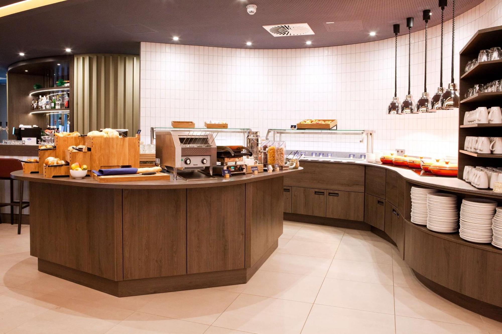 Hampton By Hilton Regensburg Hotel Ngoại thất bức ảnh